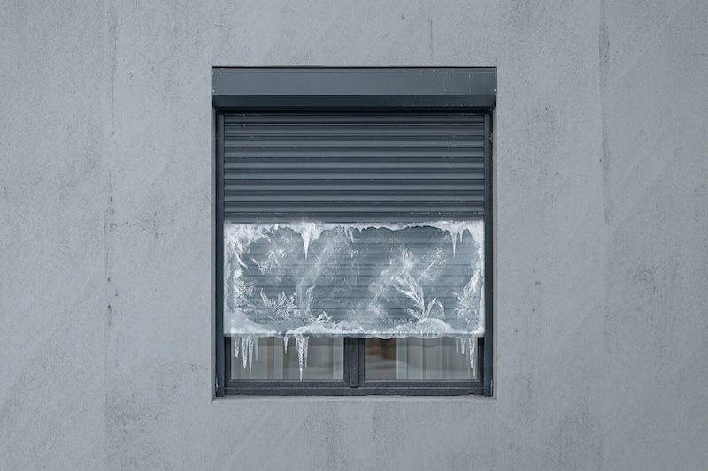 Zamarznięcie rolet zewnętrznych – jak zapobiegać i co robić